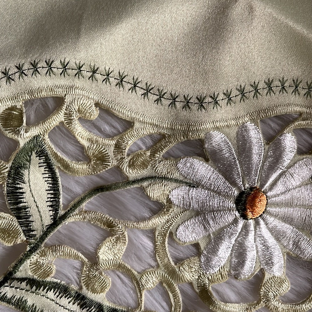 POLAND | Spring Table Runner Doily - Picture 4 of 6